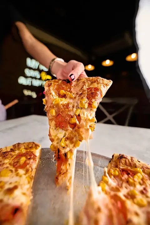 Pizza Mixta con el queso estirado